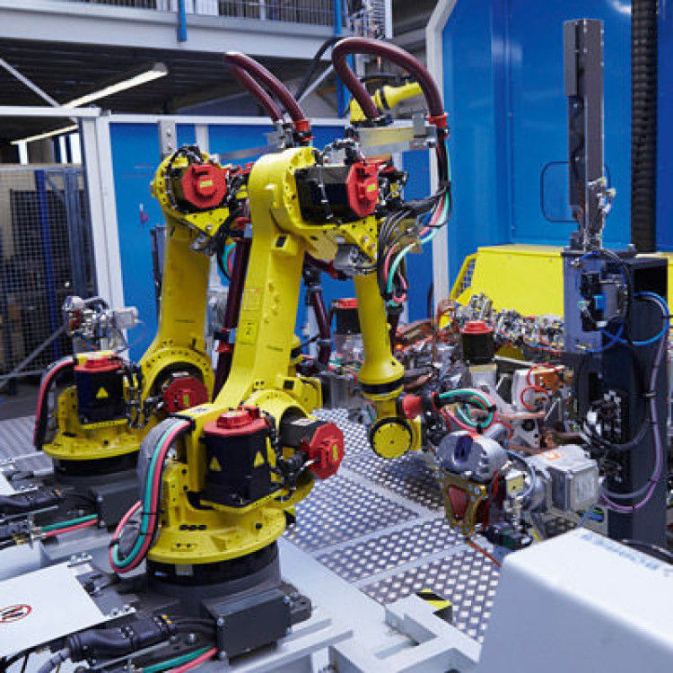 Робот картины R-2000iC промышленного робота красит ось руки 6 робота ...
