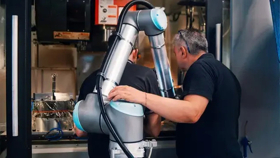 Робот UR UR10 Cobot с типом роботом Gripper 3-Finger SMC электрическим LEHS сотрудническим для Palletizing регуляции