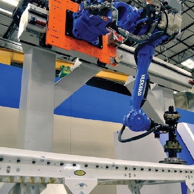 Линейный ведущий брус с полезной нагрузкой 500KG с роботом YASKAWA для погрузо-разгрузочной работы как рельсы робота