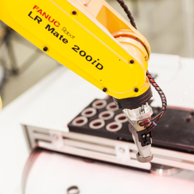 FANUC LR Mate 200iD 6-осевой промышленный робот-рука с CNGBS схватка для сборки двигателя