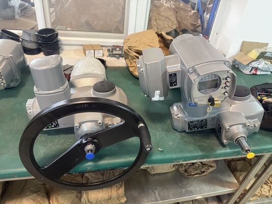 Новый привод SA. Диапазон крутящего момента от 10 до 32 000 Нм. Электрический привод клапана. Многооборотный привод AUMA SA16.2-F16 и поворотный клапан Keystone.