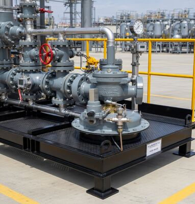 Установка на раме с редукционными клапанами Fisher типов 1098-EGR и 1098H-EGR и регулятором 63EG-98HM с запасом