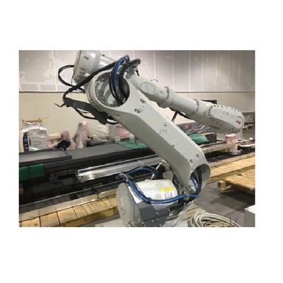 Промышленный робот IRB6700-300/2.7 с рукой робота как сварочный аппарат для заварки пятна