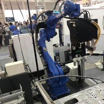 Сварочный аппарат робота Motoman AR1440 промышленного с другими аппаратами для дуговой сварки как робот автоматной сварки