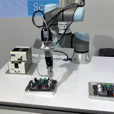 Облегченный робот UR 5e Cobot с манипулятором полезной нагрузки 5KG как робот сотруднический для машины выбора и места