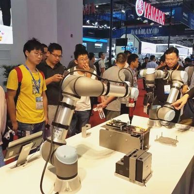 Облегченный робот UR 5e Cobot с манипулятором полезной нагрузки 5KG как робот сотруднический для машины выбора и места