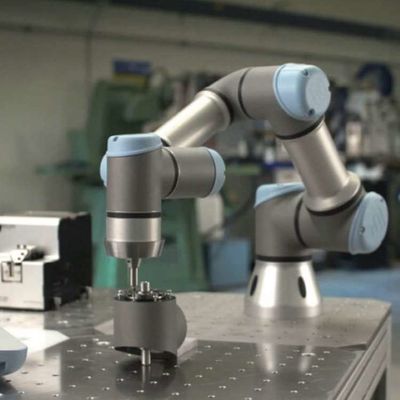 Автоматическая робототехническая загрузка оси UR5e руки 6 и разгружать робот выбора и места