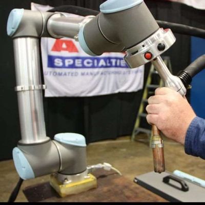 Автоматическая робототехническая загрузка оси UR5e руки 6 и разгружать робот выбора и места