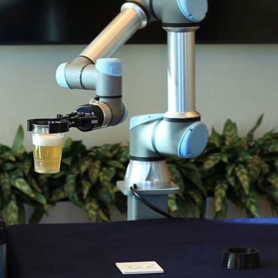 Автоматическая робототехническая загрузка оси UR5e руки 6 и разгружать робот выбора и места