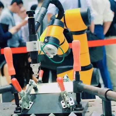 Рука робота оси AUBO i5 6 сотрудническая для запирая винта как Cobot