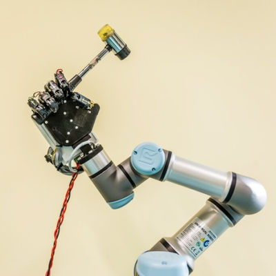 Ось выбора и места 6 руки промышленного робота Cobot UR3 с выбором Gripper и рукой робота машины места